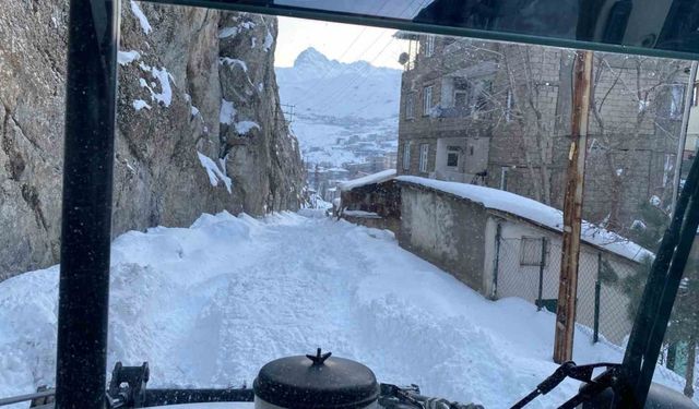 Hakkari’de karla mücadele çalışması sürüyor