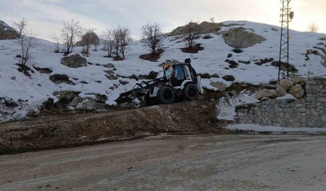 Hakkari’de PMT ekipleri soğuk havaya aldırış etmeden çalışmalarını sürdürüyor