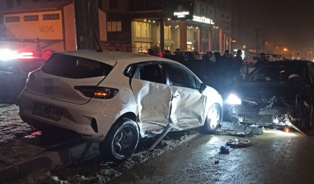 Hakkari’de zincirleme kaza: 3 yaralı