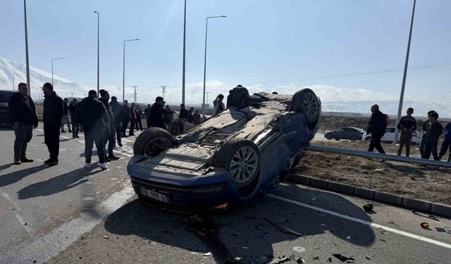 Iğdır’da minibüs ara yoldan çıkan otomobile çarptı, araçlarda maddi hasar oluştu