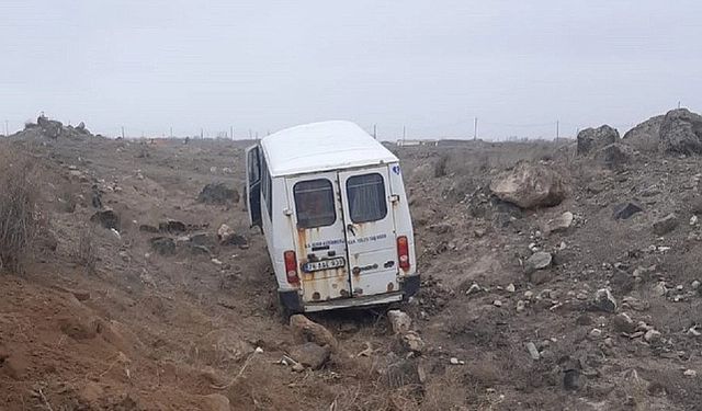 Minibüs, şarampole yuvarlandı;  5’i öğrenci, 6 kişi yaralandı