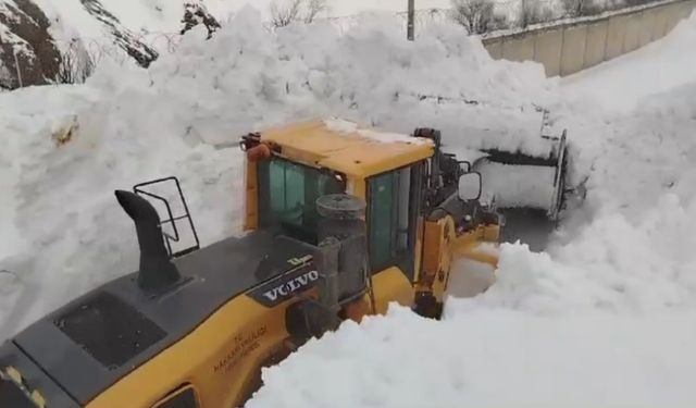 Yüksekova’da 3 metreyi geçen kar tünellerinde çalışma