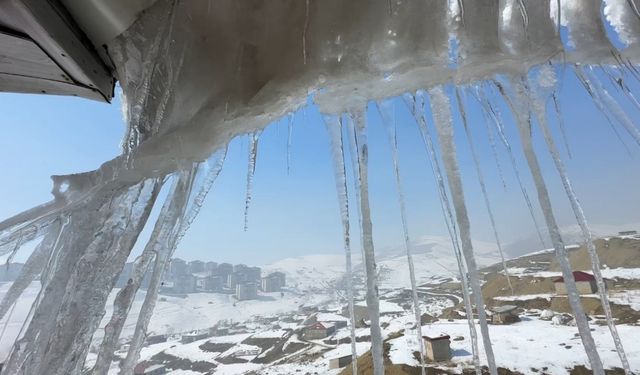 Yüksekova’da buz sarkıtları 2 metreyi geçti