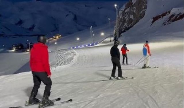 Hakkari’de gece kayak keyfi başladı