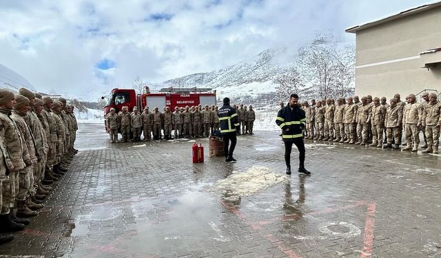 İtfaiyeden komando taburuna yangın söndürme eğitimi