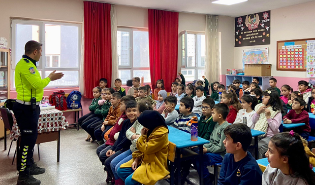 Hizan’da ilkokul öğrencilerine trafik bilgilendirmesi
