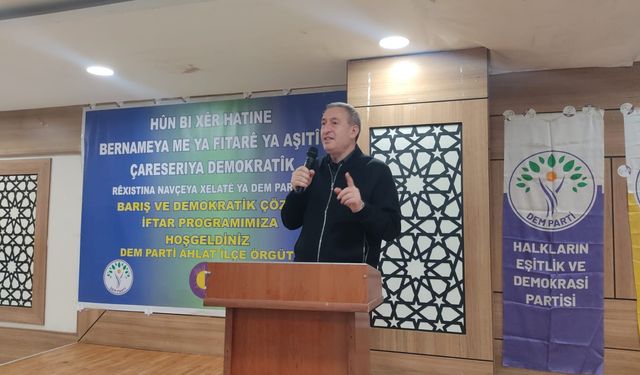DEM Parti Eş Genel Başkanı Tuncer Bakırhan Ahlat'ta açıklamalarda bulunuyor