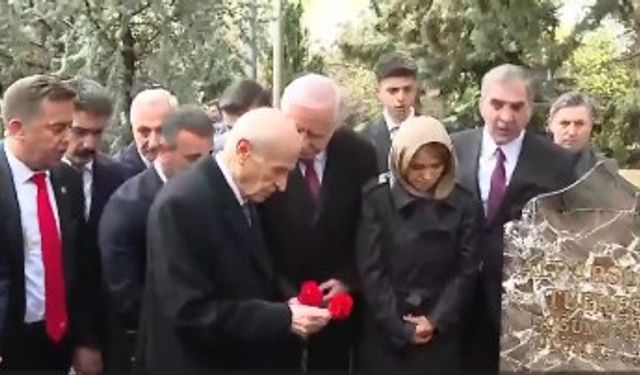 Bahçeli'den Türkeş'in Ankara'daki Kabrine Ziyaret!