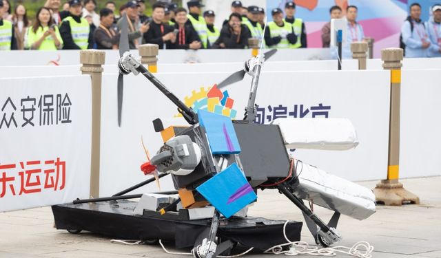 Teknoloji pistte: Çinli robotlar ilk kez yarı maraton koştu!