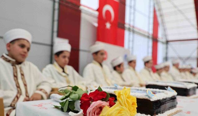 Altınçevre Kur’an kursunda hafızlara özel tören: 22 hafız için 22 pasta kesildi