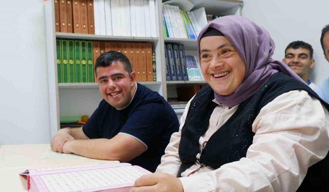 Down sendromlu iki genç Kur’an-ı Kerim okumayı öğrendi