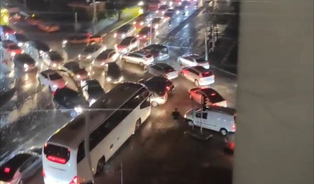 Elektrikler gitti öğrenci hakem düdüğü ile trafiği yönetti