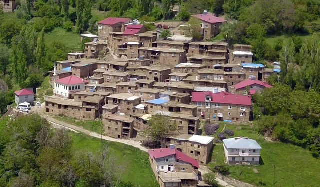 300 yıllık taş evlerde ilkbahar güzelliği