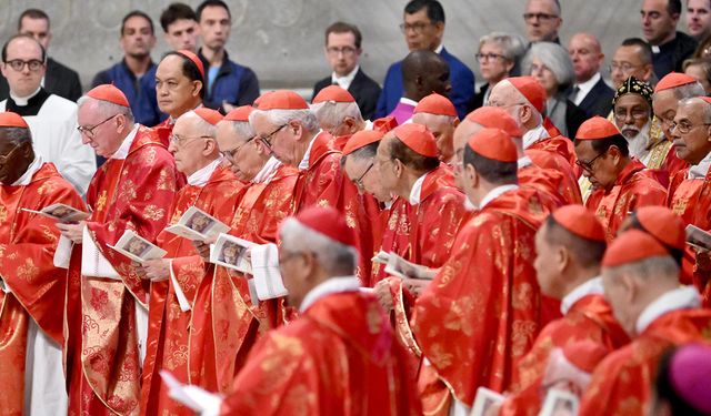 Papa seçilemedi: Sistina Şapeli’nden siyah duman yükseldi