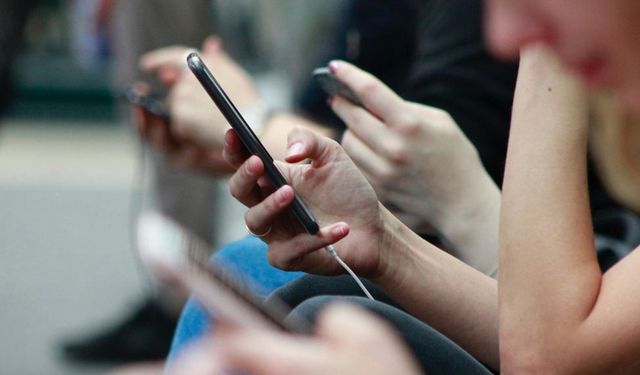 Profesörden yapay zeka uyarısı: "Mesajlarınız okunuyor, analiz ediliyor"