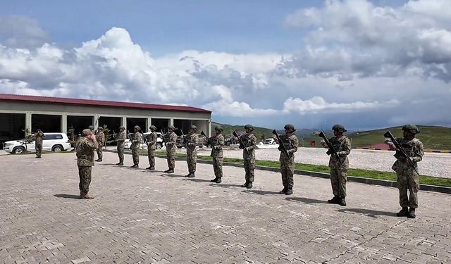 Kara Kuvvetleri Komutanı Bayraktaroğlu, Iğdır’daki Mehmetçikle bayramlaştı
