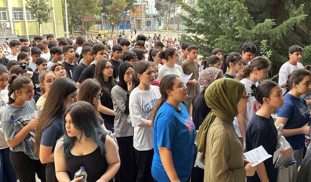Öğrenciler sınavda veliler dışarıda ter döktü