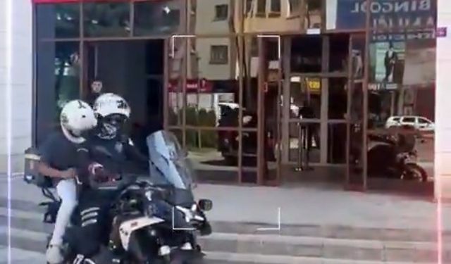 Sınava geç kalan öğrencilere polisler desteği