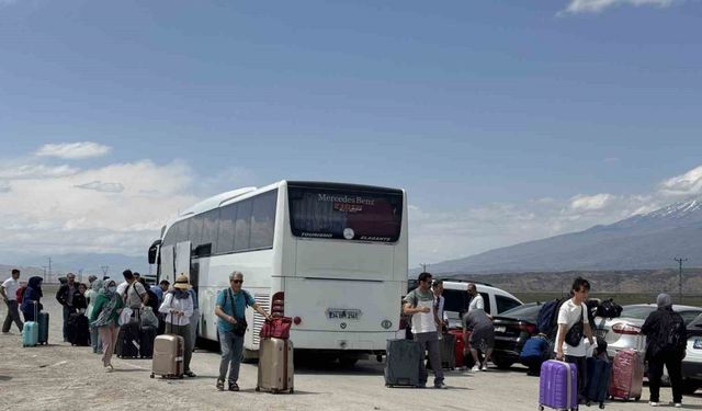 Turistler, savaş riski nedeniyle karayolunu tercih etti.