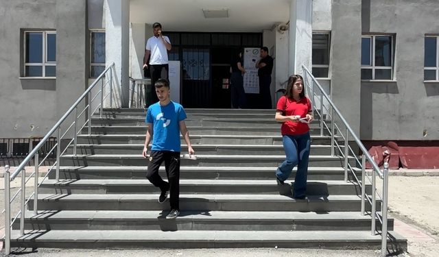 Yüksekova’da YKS’nin ikinci oturumu sona erdi
