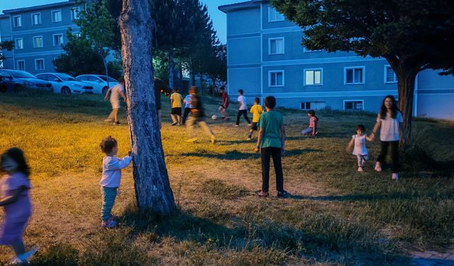 Ahlat'ta gün batımı çocuklarla güzel