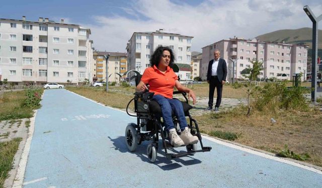 Darp edilen engelli kadına akülü araç hediye edildi