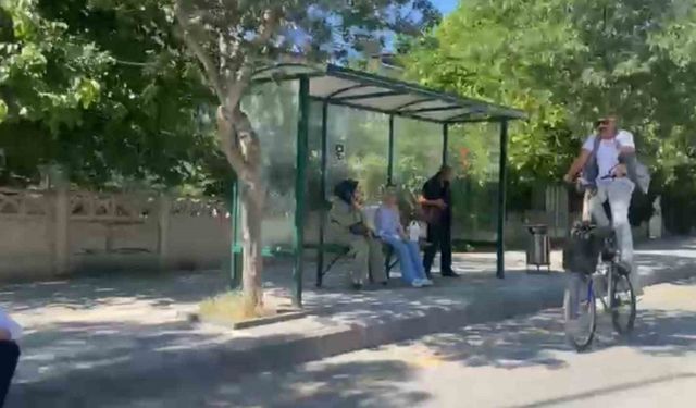 Elazığ’da ilginç görüntü: Yüksek bisikletiyle caddede tur attı