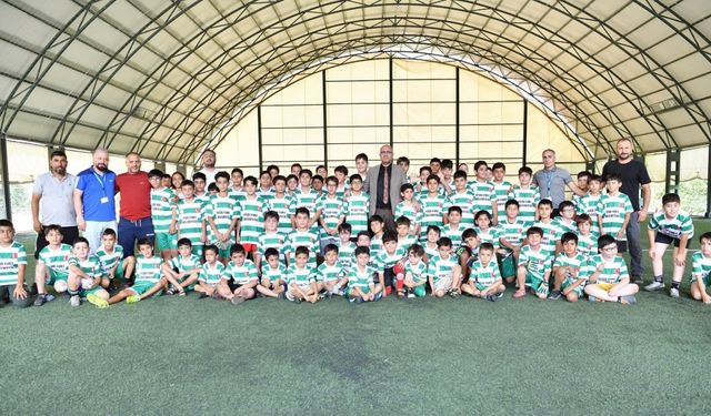 Geleceğin yıldızları Yeşilyurt Belediyesi futbol kursunda yetişiyor