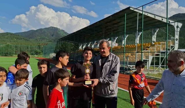 Posof’ta 15 Temmuz Anısına Minikler Sahada Buluştu