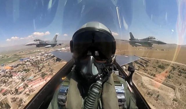 Tarihi güne özel jest: F-16’lardan Erzurum’da anlamlı uçuş