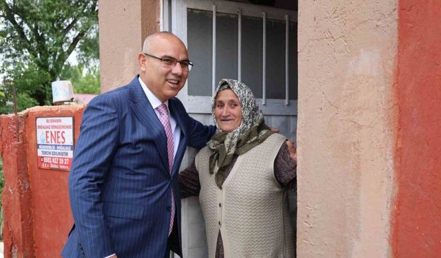 Validen kendisine uzaktan görüp el sallayan yaşlı kadına sürpriz ziyaret