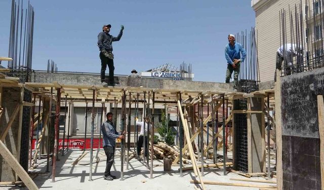 Van’da inşaat işçilerinin sıcakla mücadelesi