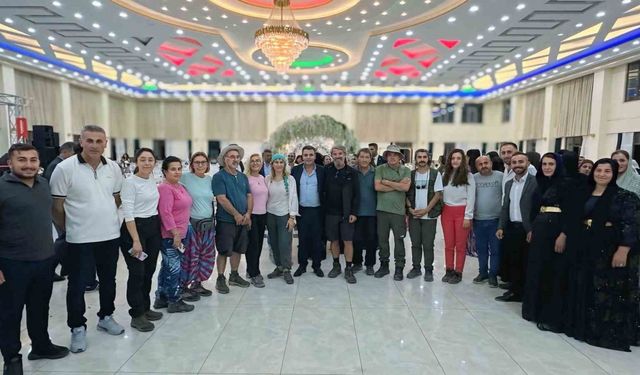 Yüksekova’yı gezen yerli turistler düğünde halay çekti