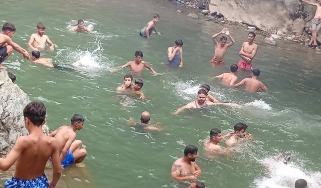 Sıcak havalardan bunalan vatandaşlar Bitlis Deresi’nde serinliyor