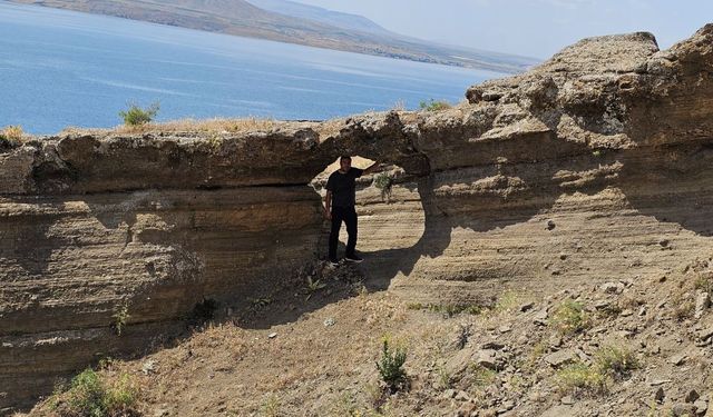 Tatvan İncekaya’da Sıra Dışı Kaya Oluşumu