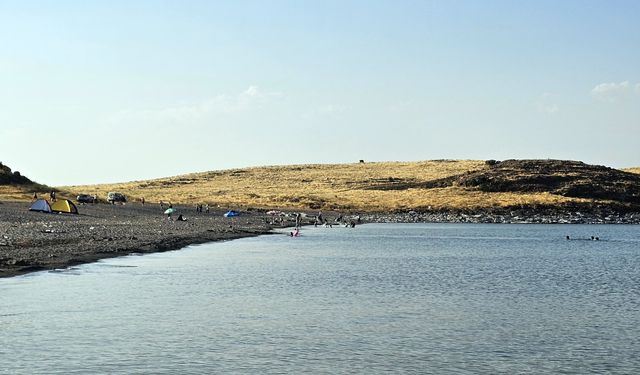 Van Gölü sahilleri serinletenlerin uğrak noktası oldu