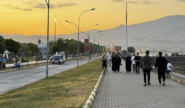 Tatvan Sahilinde akşam yoğunluğu