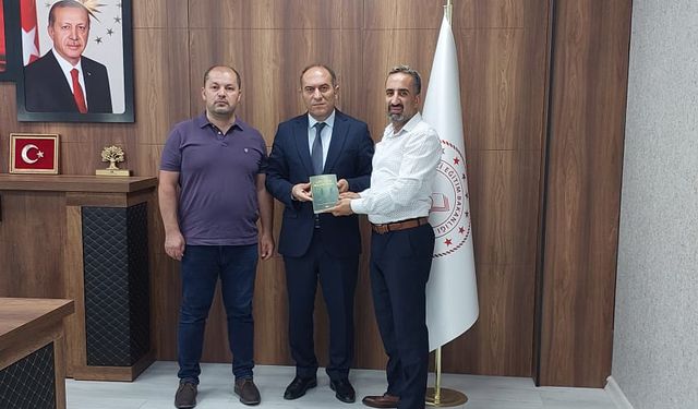 Alca, “Göz Göze Gelmeyelim” adlı romanını Müdür Kaya’ya takdim etti