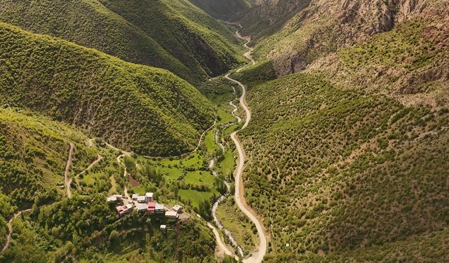 Hizan’ın saklı cenneti: Kolludere Köyü havadan görüntülendi