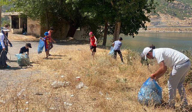 Aktivistler,  Van Gölü sahilinde çöp topladı