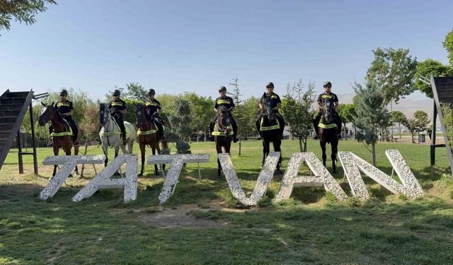 Atlı polislerden Tatvan’da devriye