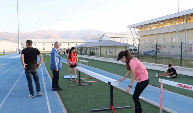 Genç atletler yaz spor okullarında ter döküyor