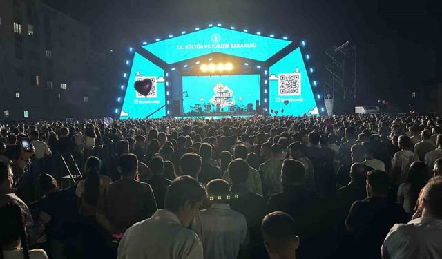 Merve Özbey’den Yüksekova’da konser