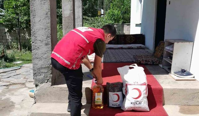 Patnos Kızılay Şubesi ihtiyaç sahiplerinin yanında