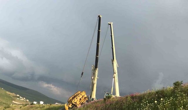 Uçuruma yuvarlanan TIR dorsesi ve dozer vinçle çıkartıldı