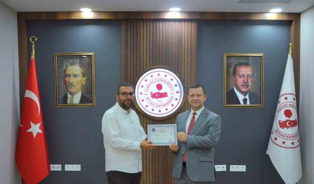 Yavru kediyi annesine kavuşturdu, ödülle onurlandırıldı