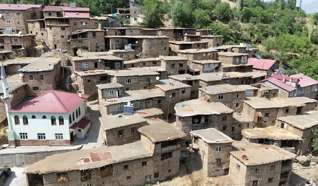 Kayalara yaslanmış 300 yıllık taş evler zamana direniyor