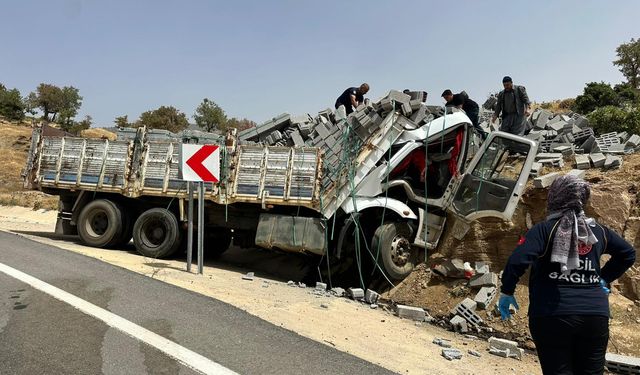 Hizan’da bims yüklü tır kazasında sürücü hayatını kaybetti