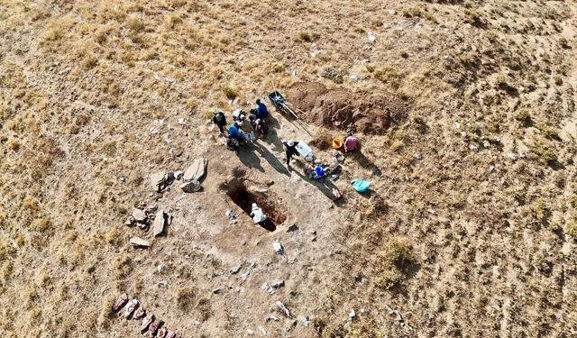 Bitlis’te şehit mezarları olduğu değerlendirilen arkeolojik kazı alanında inceleme