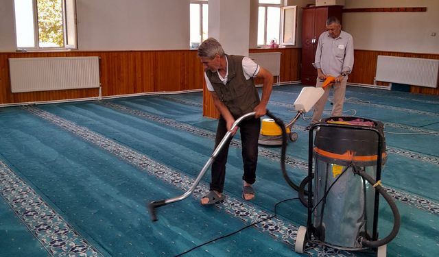 Mutki’de camilerde genel temizlik ve halı yıkama çalışması